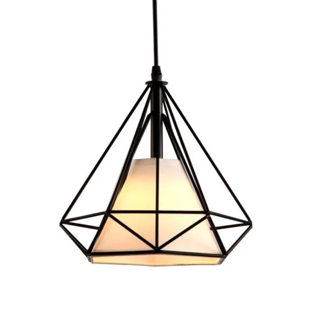 Plafonnier en forme diamant suspendu en métal avec son abat-jour blanc.