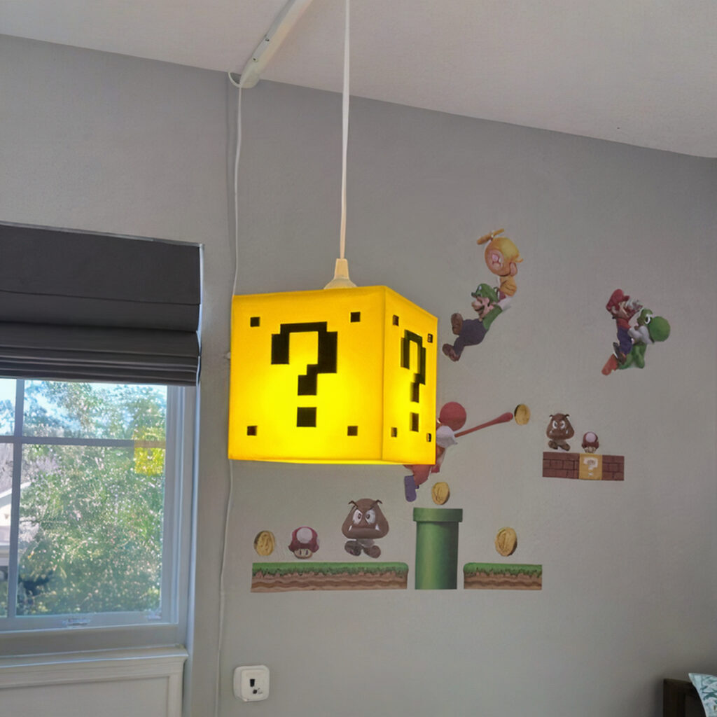 Plafonnier suspendu style super Mario cubique jaune avec des points d'interrogations sur les cotes.