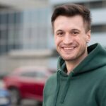 Tom portrait-smiley-man-outdoor-min