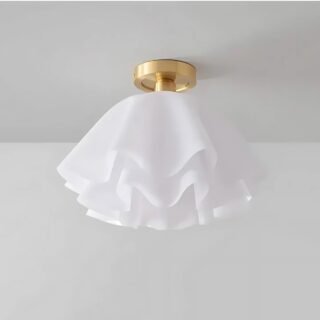 Lampe plafonnier au design blanc ondulé comme une fleur à l'envers sur un support rond doré fixé au plafond. La lampe est éteinte.