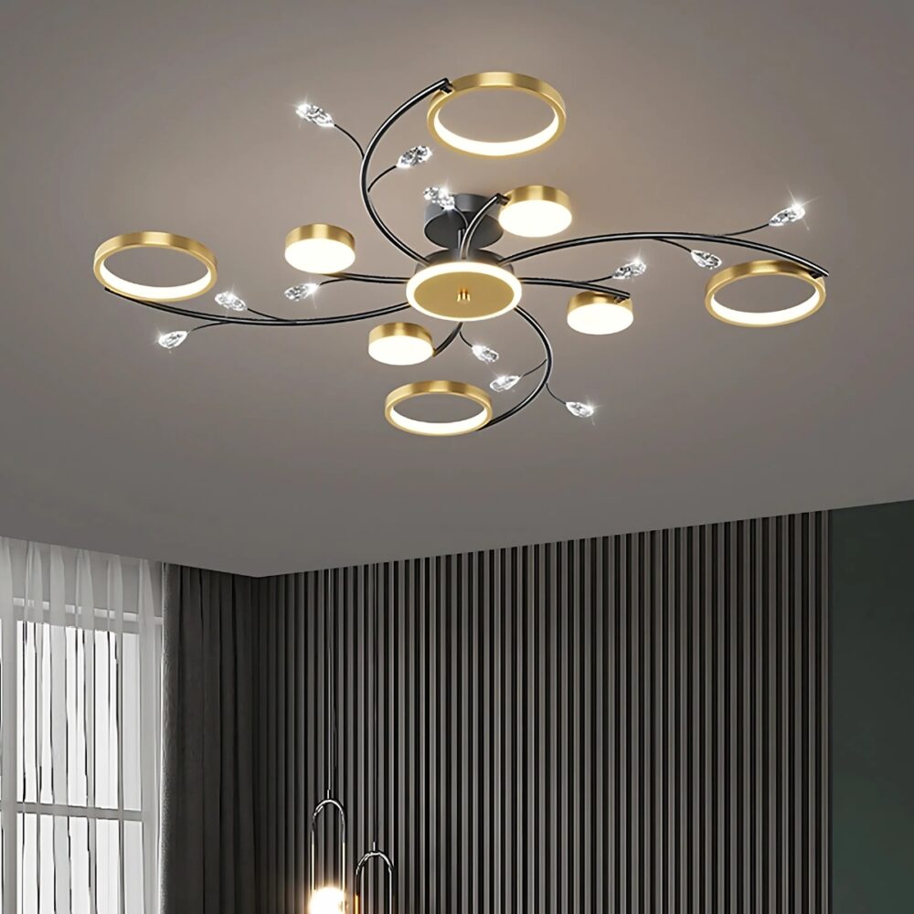 Lustre plafonnier au design moderne et chic composé de 8 branches noires avec des cercles dorés aux extrémités d'où est diffusée la lumière par LED. Des gouttelettes en cristal se trouvent sur les branches.