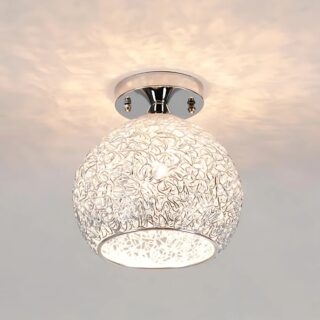 Lustre plafonnier boule en fil métallique argenté. L'ampoule au centre est allumée et elle diffuse un jeu de lumière au plafond.