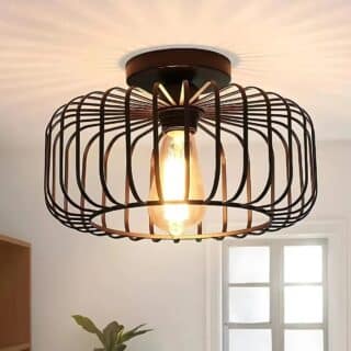 Lustre plafonnier style cage ronde en métal ajouré avec une ampoule centrale allumée diffusant une lumière jaune.