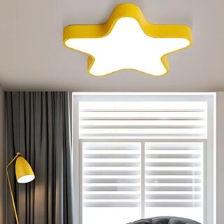 Plafonnier chambre enfant en forme d'étoile jaune. Le centre est l'éclairage par LED. Il est fixé dans une pièce avec une fenêtre blanche, un rideau gris sur la gauche et une lampe jaune .