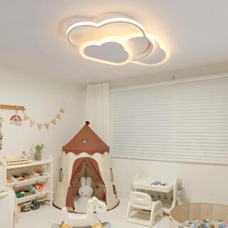 Plafonnier chambre enfant en forme de nuages aux contours blancs avec bandes de LED. Fixé dans une chambre d'enfant où on voit un tipi beige et marron, une fenêtre aux stores fermés et des jeux dans la pièce.