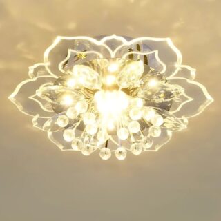 Plafonnier design en forme de fleur en cristal avec une lumière jaune fixé sur un plafond.