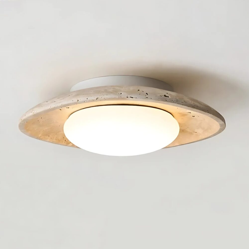 Plafonnier naturel circulaire en pierre avec LED allumé au centre. Fixé sur un plafond blanc.