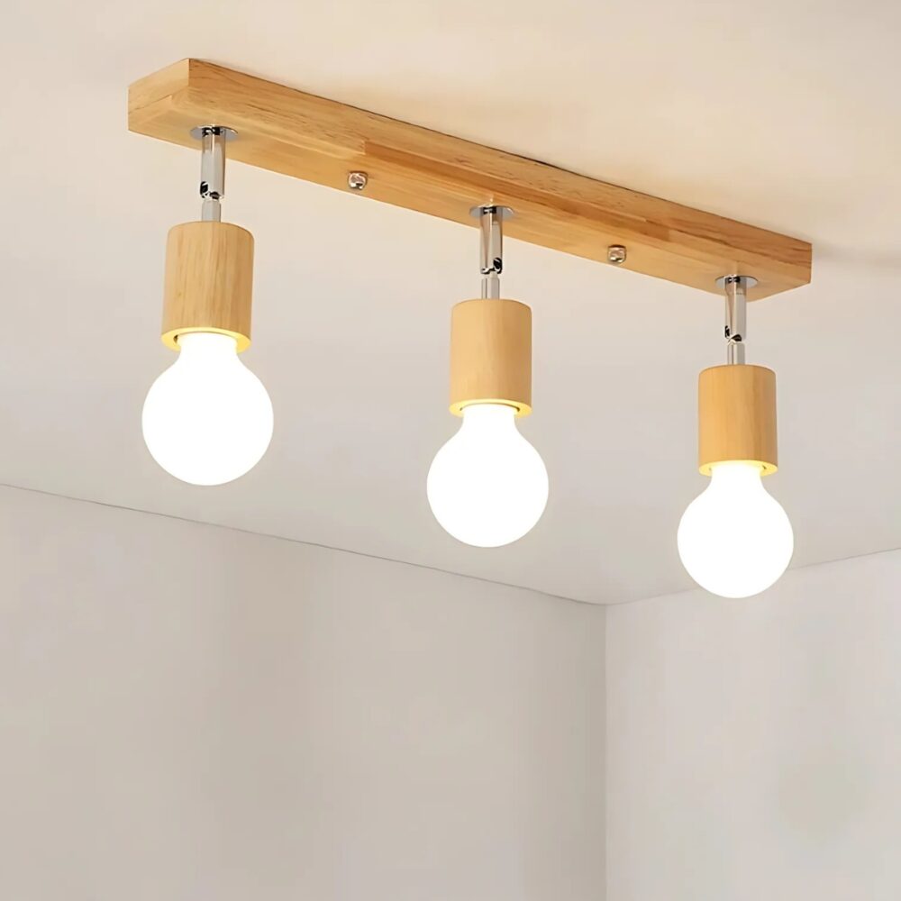Plafonnier spots orientables minimaliste en bois et métal avec 3 ampoules allumées.