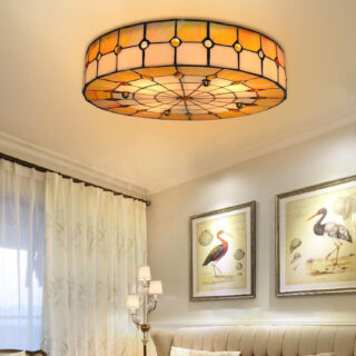 plafonnier tiffany coloré dans une pièce sobrement décorée