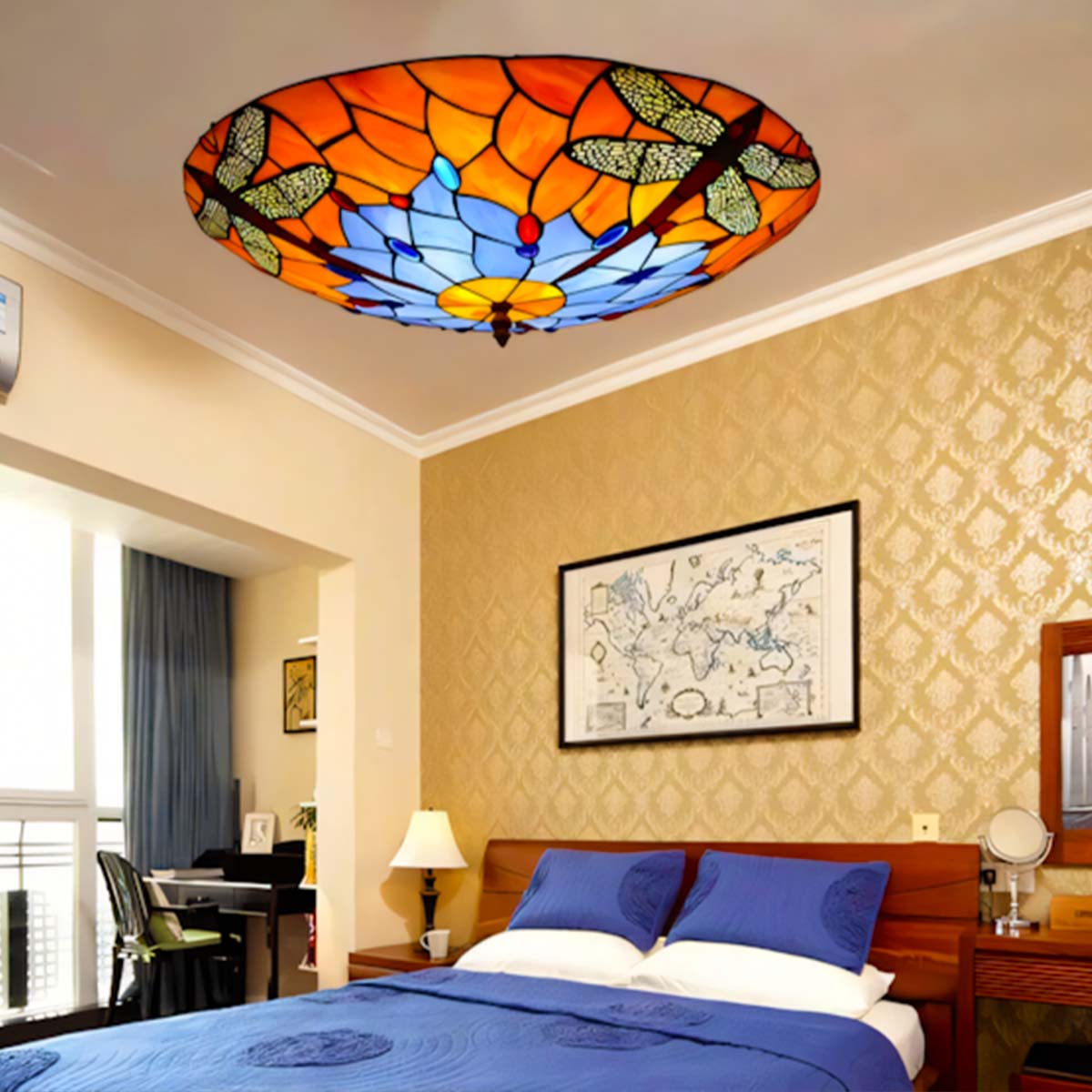 plafonnier tiffany aux couleurs vives dans une chambre décorée de manière austère