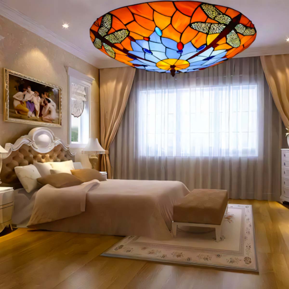 Plafonnier tiffany aux couleurs vives dans une pièce décorée de manière austère