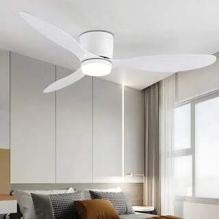 Plafonnier ventilateur à trois pales blanc avec un éclairage LED au centre des pales. Fixé dans une chambre avec un lit deux places.