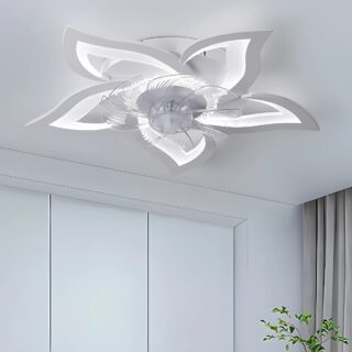 Plafonnier ventilateur en forme de fleur à 5 pétales blancs bordés par un éclairage LED. Au centre, un ventilateur à pales transparentes.