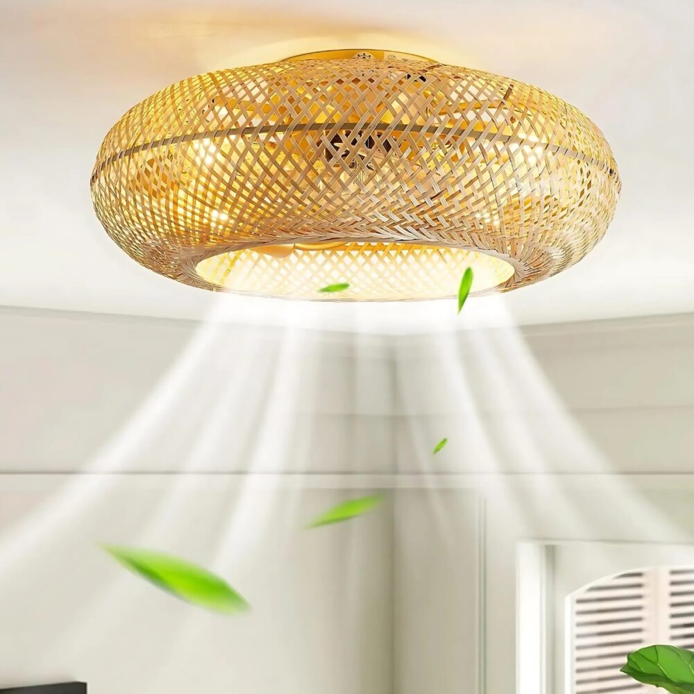 Plafonnier ventilatuer en rotin rond allumé et fixé sur un plafond blanc. On voit le mouvement du vent et des feuilles vertes dans l'air.