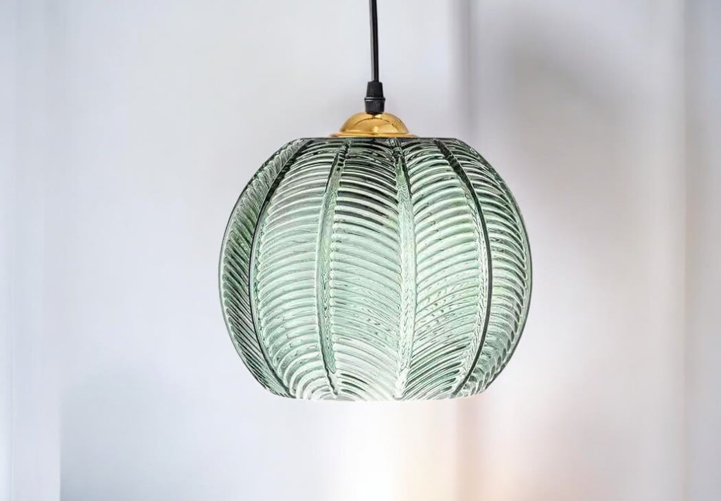 IMG-1050x730-plafonnier-suspendu-en-verre-nervuré-coloré7