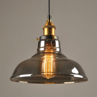 Suspension en verre fumé style industriel vintage avec abat jour en verre et ampoule visible en transparence sur fond neutre.