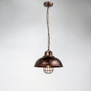 Suspension industrielle vintage en métal effet cuivre vieilli, avec une grille protectrice et une chaîne sur fond neutre.
