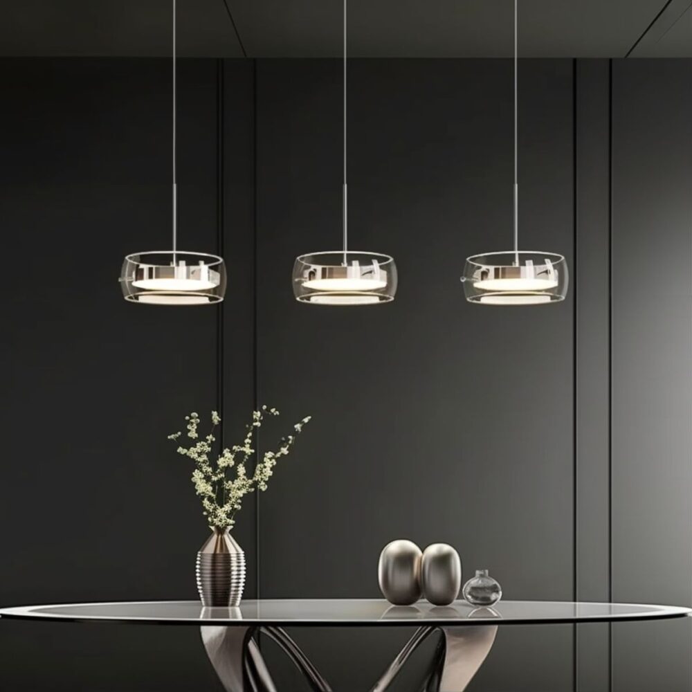 IMG-Plafonnier-salle-à-manger-LED-en-verre-sophistiqué4 plafonnier avec 3 suspensions en verre, rondes, au-dessus d'une table en verre