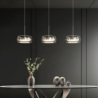 plafonnier avec 3 suspensions en verre, rondes, au-dessus d'une table en verre