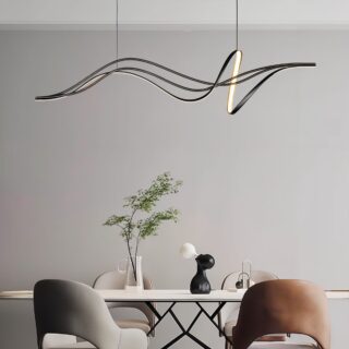 Plafonnier de salle à manger à lignes noires graphiques qui formes une vague au dessus d'une table