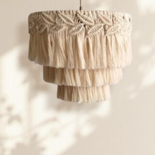 Suspension en macramé rond, beige, avec 3 niveau, avec des feuilles tissées et de la corde brossée suspendue.