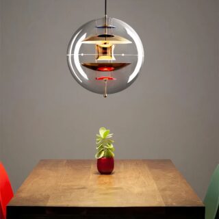 Suspension en forme de boule en verre avec éléments métalliques colorés à l’intérieur, au style artistique et contemporain.
