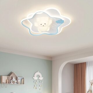 Plafonnier pour chambre d’enfant en forme d’étoile (une bleue sur une blanche) avec un ourson au milieu.