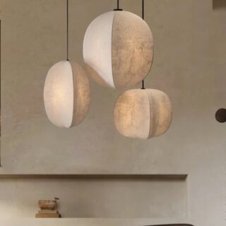 Suspensions en lin naturel de style japonais aux formes arrondies et organiques, suspendues à différentes hauteurs dans un intérieur zen.