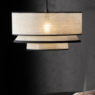 Plafonnier en lin tressé beige à forme graphique, composé de trois abat-jours superposés avec bords noirs, suspendu au plafond.