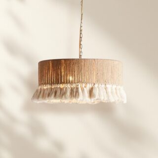 Suspension style bohème en corde et pampilles de laine, beige, de forme ronde ; sur fond neutre.