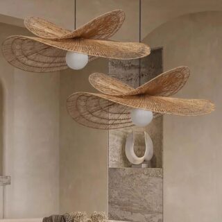 Deux suspensions en rotin avec deux parties ondulées, suspendus dans une pièce