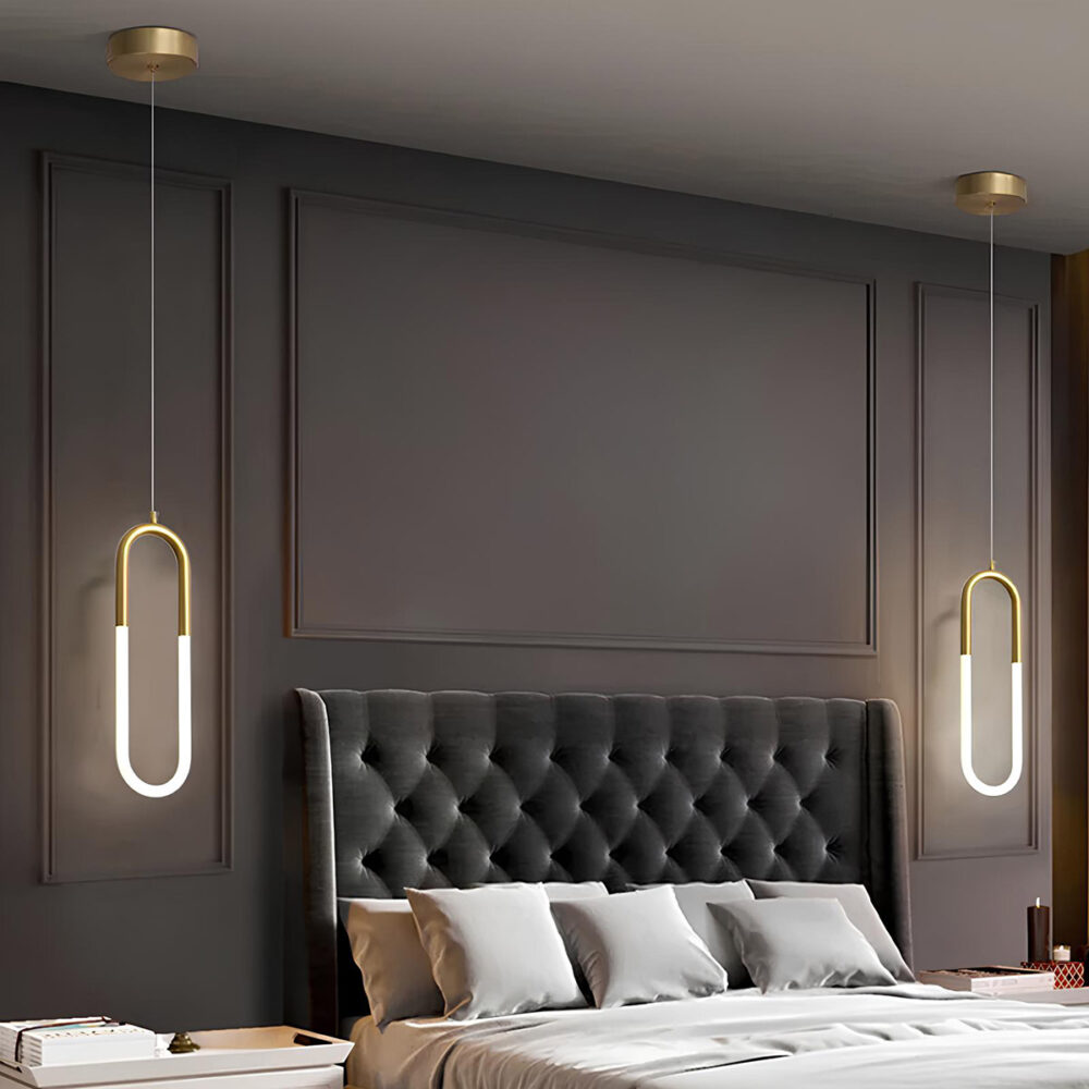 IMG_03_16_plafonnier_suspendu_u_2 Plafonniers suspendus contenant un tube LED en forme de U de part et d'autre d'un lit dans une chambre chic aux murs foncรฉs