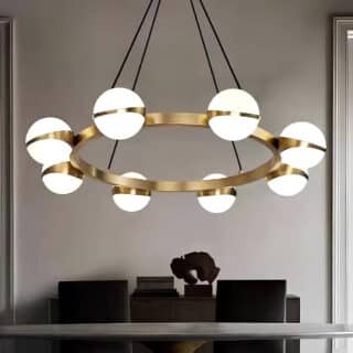 Plafonnier suspendu à bulles pendant au dessus d'une table dans un séjour sobrement décoré