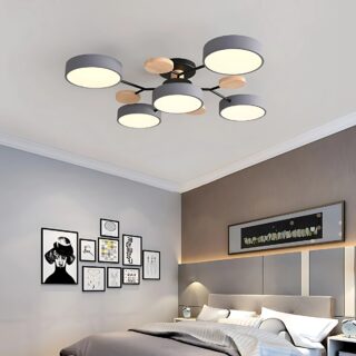 Plafonnier LED au style scandinave de couleur gris et marron sur fond blanc situé dans une chambre avec un lit deux places de couleur gris et des tableaux
