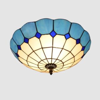 Plafonnier Tiffany rond en verre bleu et blanc sur fond blanc