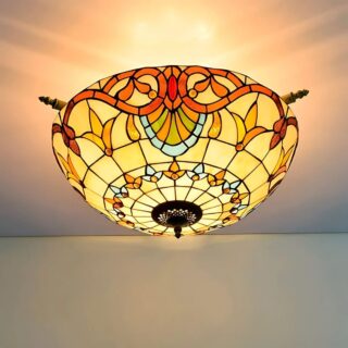 Plafonnier Tiffany rond sur fond blanc