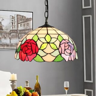 Plafonnier Tiffany suspendu à motif floral dans une salle à manger