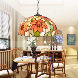 Plafonnier Tiffany suspendu à motif tournesol dans une salle à manger