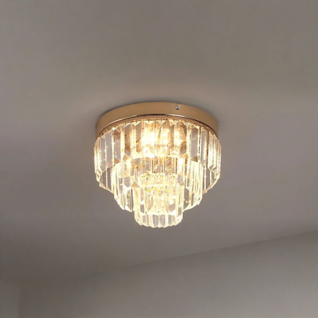 Plafonnier art déco en chrome et cristal Plafonnier art déco doré en cristal sur fond gris