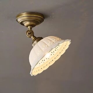 Plafonnier art déco en cuivre avec une fleur blanche sur fond gris