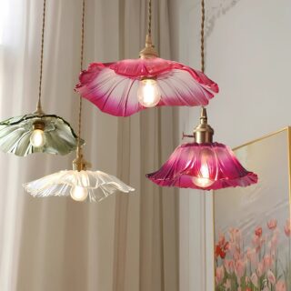 Lampe plafonnier suspendu art déco avec des fleurs en verre dans un style vintage, dans un salon