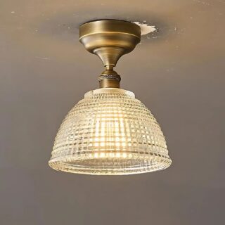 Lampe plafonnier art déco en verre et en cuivre sur fond gris
