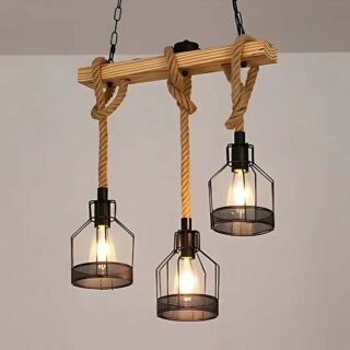 Plafonnier en bois flotté avec des lanternes suspendues style industriel sur fond blanc