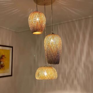 Plafonnier design en bambou tressé dans un salon