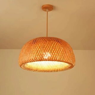 Plafonnier suspendu en rotin de bambou sur fond beige