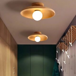 Deux plafonniers en bois ronds scandinaves de couleur beige situés dans un dressing sur un fond beige