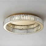 Plafonnier rond doré en cristal sur fond blanc