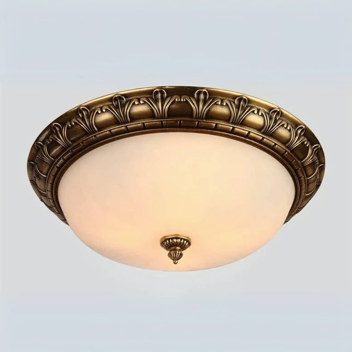 Plafonnier rond au style vintage doré sur fond gris