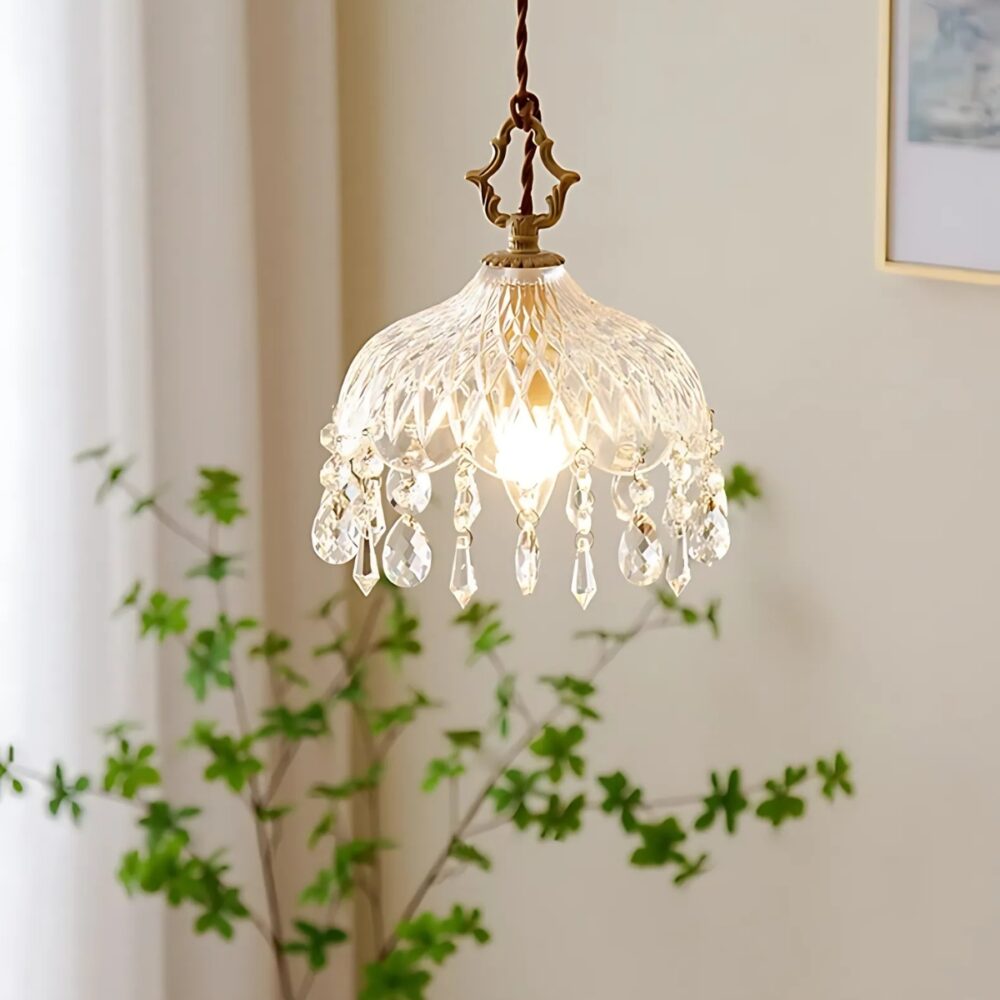 IMG_03_2025_Plafonnier_suspendu_rétro_en_cuivre_et_cristal_1 Plafonnier suspendu rétro en cuivre et cristal dans un salon