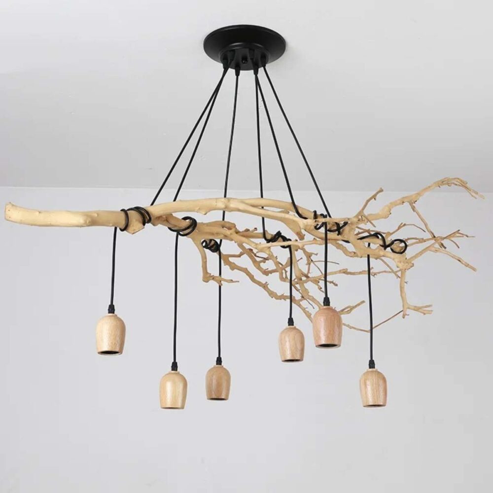 Plafonnier suspendu en bois flotté au style industriel sur fond blanc